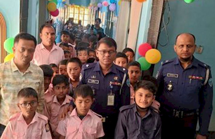 গুইমারা থানায় বঙ্গবন্ধু ও মুক্তিযুদ্ধ গ্যালারী দেখতে শিক্ষার্থীদের আগমন