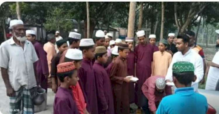 কেশবপুরে বিভিন্ন হাফিজিয়া মাদ্রাসার  শিক্ষার্থীদের মাঝে ইফতার সামগ্রী বিতরণ