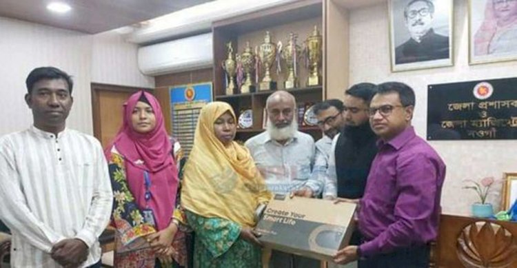 নওগাঁর সাবিনার পাশে দাঁড়িয়েছে মালিশা ফাউন্ডেশন অতঃপর জেলা প্রশাসক ল্যাপটপ হাতে তুলে দিচ্ছেন