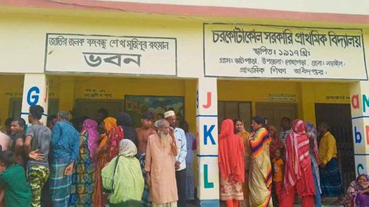 নড়াইলে স্কুলের টয়লেটে থেকে  যুবকের ঝুলন্ত মরাদেহ উদ্ধার করেছে পুলিশ