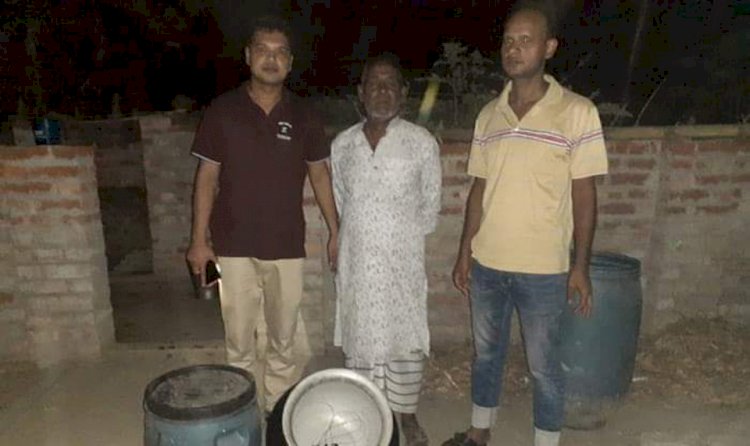 নওগাঁ অভিযান চালিয়ে ৭৫ লিটার চোলাই মদসহ আজিজার রহমান নামে এক মাদক ব্যবসায়ীকে গ্রেফতার