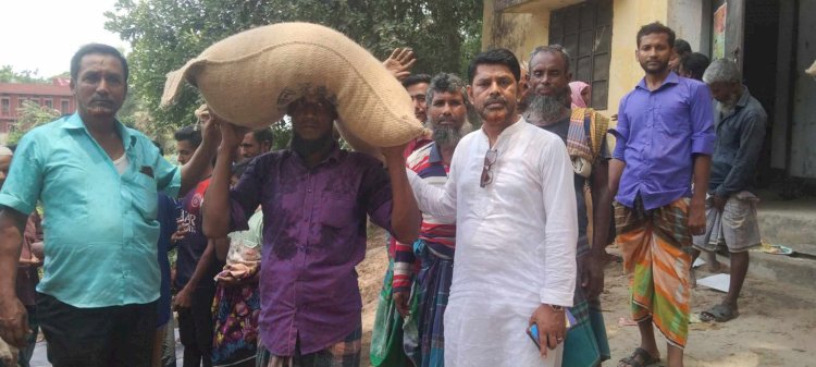 গলাচিপায় জাটকা ধরা রোধে জেলেদের মাঝে চাল বিতরণ