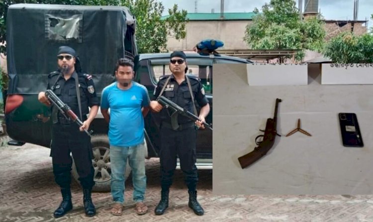কক্সবাজারের টেকনাফে সন্ত্রাসী আবু বক্কর অস্ত্র  গুলিসহ র‌্যাবের হাতে আটক।