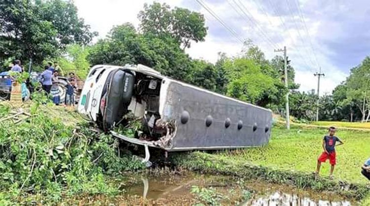 গাইবান্ধার পলাশবাড়ীতে নিয়ন্ত্রণ হারিয়ে বাস খাদে হেলপার নিহত