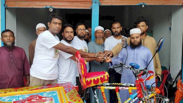 প্রান্তিক জনকল্যাণ সংস্থার উদ্যোগে হতদরিদ্রকে অটো ভ্যান প্রদান