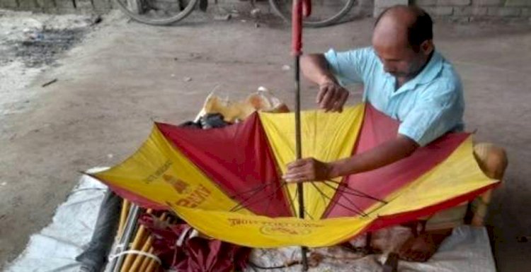 কষ্টের মধ্যে জীবন যাপন করছেন ছাতা মেরামত কারিগররা!