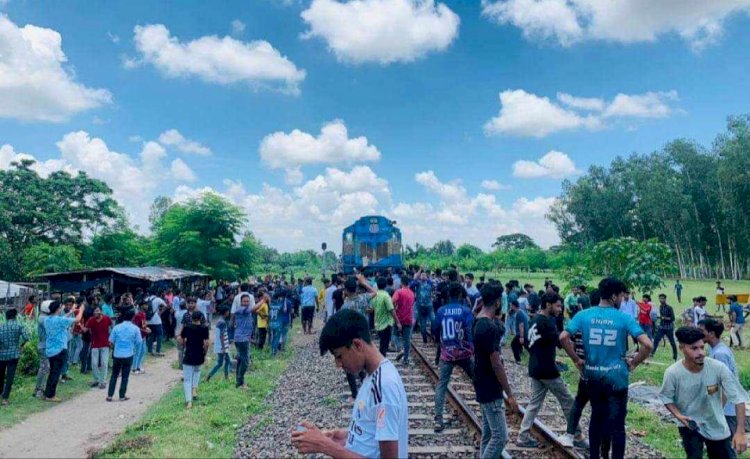 কোটা আন্দোলনে সাধারণ স্কুল কলেজ ছাত্র ও ছাত্রীরা ১০ ঘন্টা  বন্ধ করে দেয় নওগাঁ-সান্তাহারের রেলযোগাযোগ