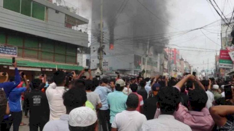 নওগাঁসহ সারাদেশে  বৈষম্য বিরোধী ছাত্র আন্দোলনের এক দফা দাবির মুখে অতঃপর  প্রধানমন্ত্রীর পদত্যাগ করে দেশ ছেড়েছেন