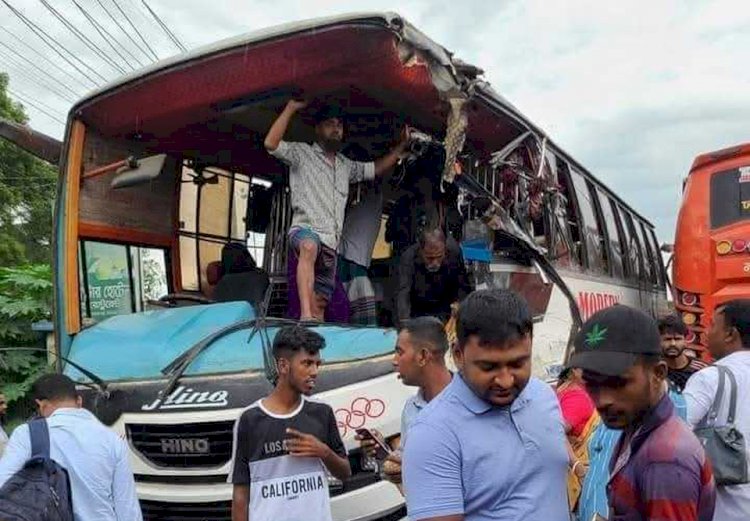 নরসিংদীর শিবপুর সৈয়দ নগর বাসস্ট্যান্ডে দুই যাত্রীবাহী বাসের মুখোমুখি সংঘর্ষে নিহত ১ আহত ১৫