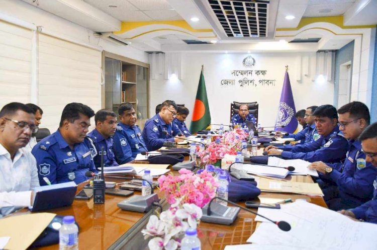 পাবনায় পুলিশের প্যারেড ও মাসিক অপরাধ পর্যালোচনা সভা অনুষ্ঠিত