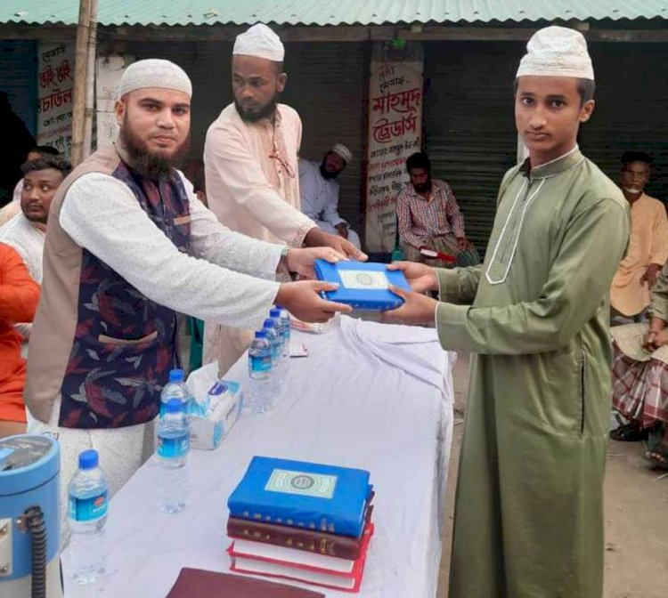 চিরিরবন্দর উপজেলার কুতুব ডাঙ্গায় - ৪১তম  পবিত্র কুরআন মাজিদ প্রদান করা হয়।