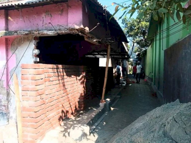 পাবনায় সরকারি রাস্তা দখল ও ঘর ভেঙে প্রাচীর নির্মান