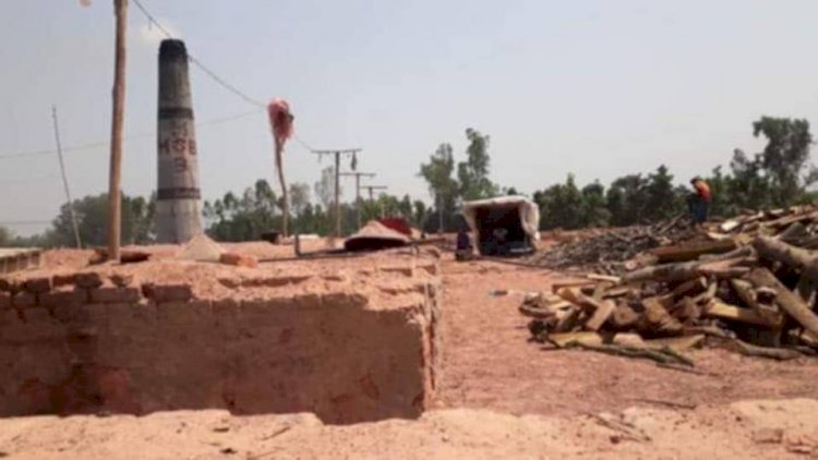 নওগাঁর বিভিন্ন উপজেলায় ১৯৩ টি অনুমোদনবিহীন ভাবেই চলছে ইটভাটা,দেখার কেউ নেই  দুর্ভোগে সাধারণ মানুষ