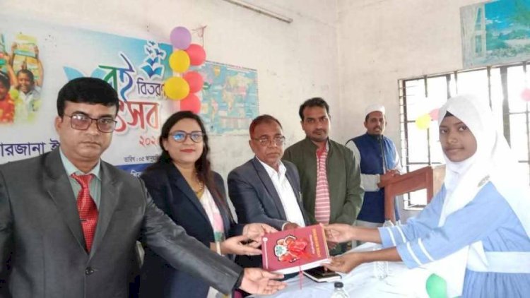 শিবপুরে আব্দুল মান্নান ভূইয়া আদৰ্শ বিদ্যা পীঠে  বই বিতরণ