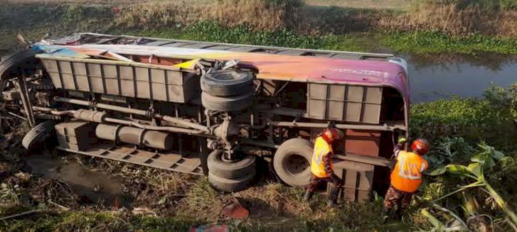 রাজবাড়ীতে দুই বাসের মুখোমুখি সংঘর্ষে নিহত ১, আহত ১৫