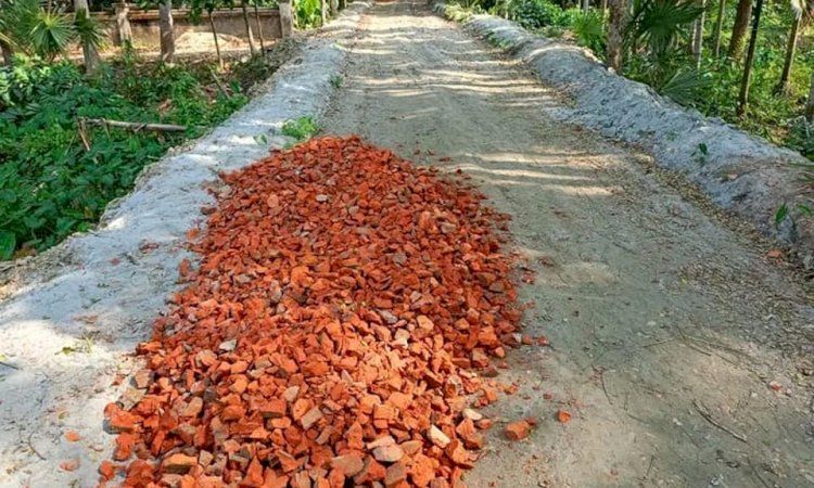 মির্জাগঞ্জে রাস্তার কাজে নিম্ন মানের জিনিসপত্র  ব্যাবহার