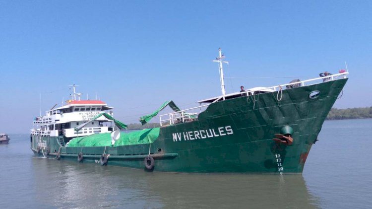 আরাকান আর্মির হেফাজতে থাকা তিনটি পণ্যবাহী জাহাজের মধ্যে দুইটি জাহাজ টেকনাফ স্থলবন্দরে ফেরত এসেছে