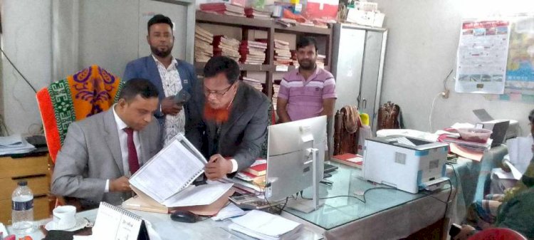 নরসিংদী শিবপুর উপজেলার পুটিয়া ভূমি অফিস পরিদর্শন করলেন এসি ল্যান্ড