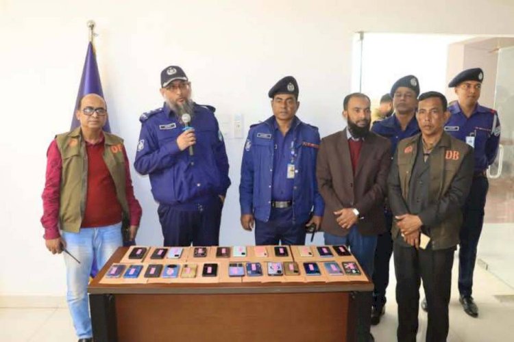 নড়াইলে হারিয়ে যাওয়া পঁচিশটি মোবাইল নড়াইল সিসিআইসি কর্তৃক উদ্ধারপূর্বক প্রকৃত মালিকদের নিকট হস্তান্তর