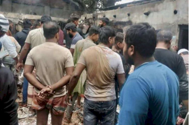 নওগাঁর শাপাহারে মজিবরের দোকানে আগুন লেগে ১০ লাখ টাকার মালামাল ক্ষতি