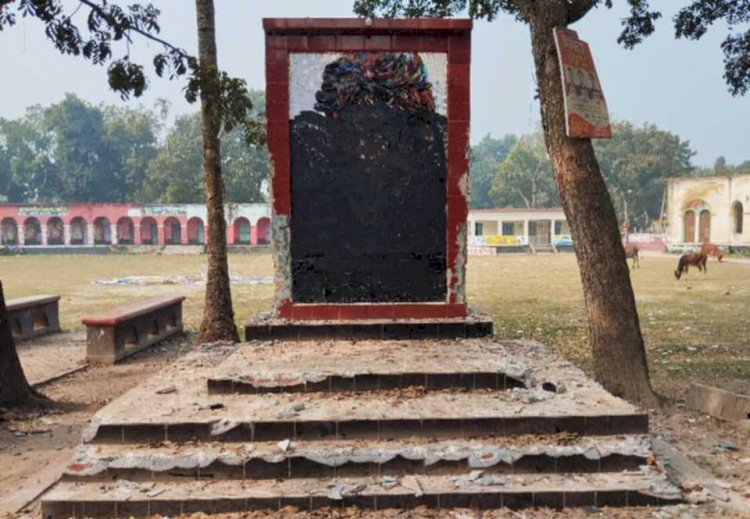 নড়াইলে ছাত্রনেতা সুব্রত সাহা মানিকের স্মৃতিস্তম্ভ ও চয়ন মল্লিকের ম্যুরাল ভাঙচুর