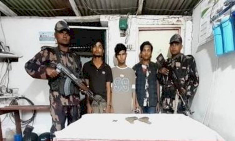 টেকনাফে চেকপোস্টে সিএনজি তল্লাশি করে ২ টি পিস্তল ও গুলিসহ তিন রোহিঙ্গা আটক