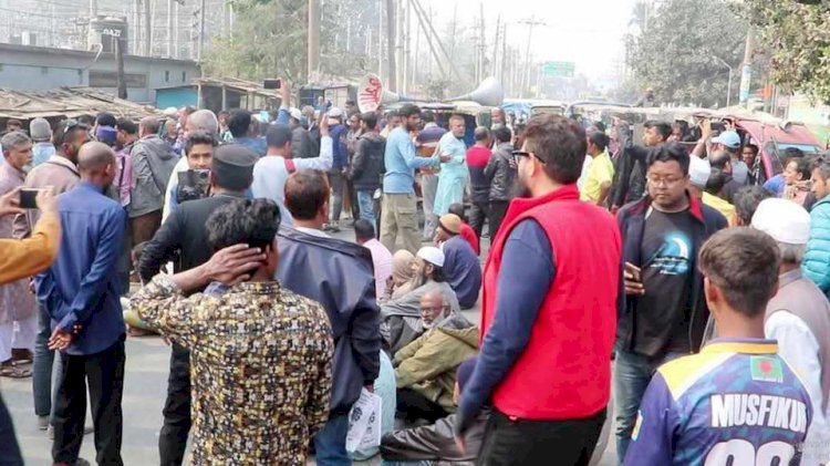 নওগাঁয় বিদ্যুৎ প্রিপেইড মিটার স্থাপন বন্ধের দাবিতে নেসকো অফিস ঘেরাও ও কর্মসূচি পালন