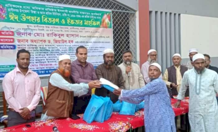 নওগাঁর রাণীনগরে রিক্সা ও ভ্যান শ্রমিকদের ঈদ উপহার বিতরণ ও ইফতার মাহফিল অনুষ্ঠিত
