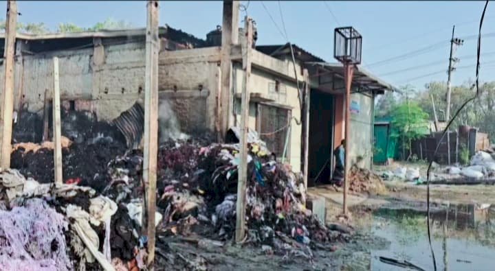 ভোর রাতে ৩টি ঝুটের গোডাউনে আগুন! পুড়ে ছাই গোডাউনে থাকা সব মালামাল