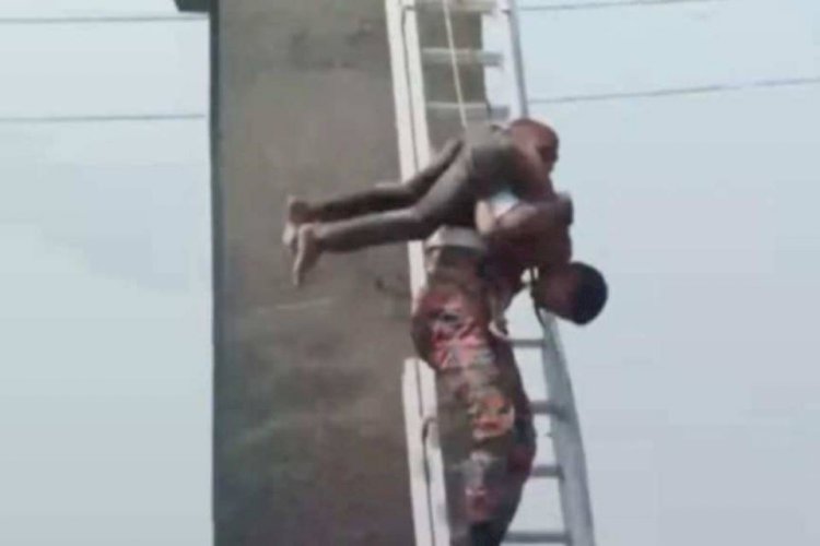 নওগাঁ সুলতানপুর সেতুর উপরে কবিতর ধরতে গিয়ে দুই গার্ডারের ফাঁকে আটকে পড়া শিশু নূর মোহাম্মদ উদ্ধার