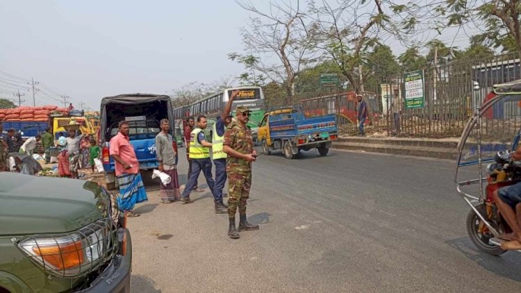 ঈদযাত্রায় যানজট নিরসনে মহাসড়কের বুড়িচং অংশে সেনাবাহিনীর কার্যক্রম চলছে