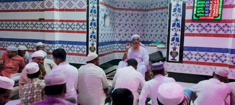 পবিত্র লাইলাতুল কদর উপলক্ষে মসজিদে দোয়া ও মিলাদ অনুষ্ঠিত হয়
