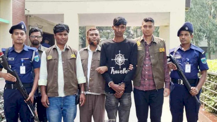 নওগাঁয় পুলিশ সুপারের বডিগার্ড পরিচয় দিয়ে সাগর নামে এক প্রতারক কে গ্রেফতার