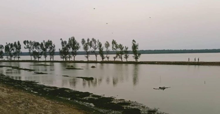 মিয়ানমার অভ্যন্তরে  নাফনদীর তোতার দ্বীপে মাইন বিস্ফোরণে এক বাংলাদেশি জেলের ডান পা বিচ্ছিন্ন