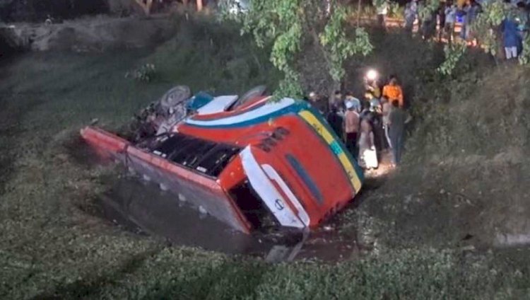 রাজশাহীতে খড়খড়ি এলাকায় বরেন্দ্র বিশ্ববিদ্যালয়ের সামনে একটি ট্রাকের সঙ্গে দুইটি বাসের সংঘর্ষ