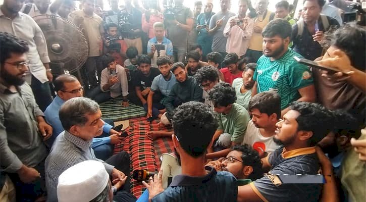 শিক্ষা উপদেষ্টার অনুরোধেও কুয়েট শিক্ষার্থীদের অনশন ভাঙল না