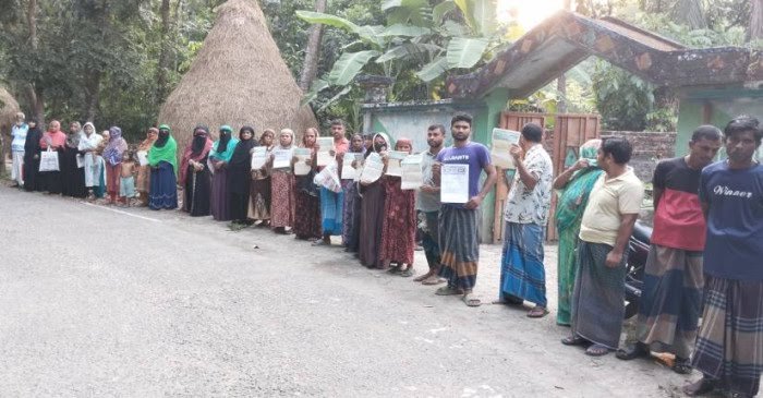 রাজাপুরে ১২ কোটি টাকা নিয়ে উধাও এনজিও, গ্রাহকদের মানববন্ধন ও বিক্ষোভ