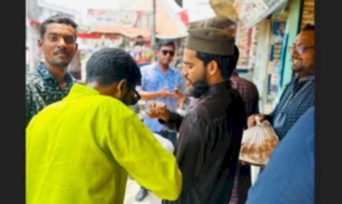 নওগাঁথেকে র মহাদেবপুরে আওয়ামীলীগের রাজনীতি নিষিদ্ধ হওয়ায় উল্লাসে  ছাত্র-জনতার মাঝে মিষ্টি বিতরণ