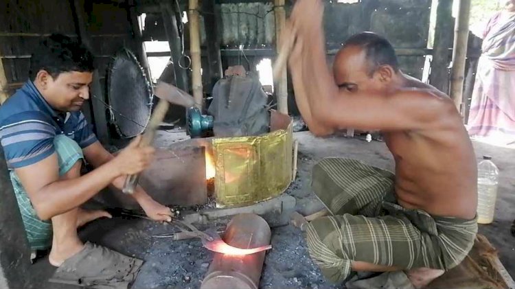 বুড়িচংয়ে ঈদকে সামনে রেখে কামার শিল্পীরা টুং ট্যাং শব্দে ব্যস্ত