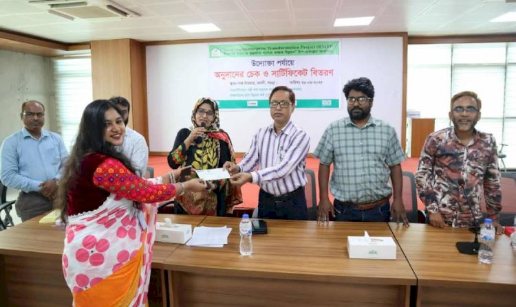 বগুড়ায় গাক কর্তৃক উদ্যোক্তাদের মধ্যে অনুদানের চেক বিতরণ