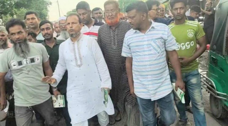 রাজশাহীর মোহনপুর মৌগাছিতে এমপি পদপ্রার্থী রায়হানুল আলম রায়হান ৩১ দফা রূপরেখার লিফলেট  বিতরণ ও পথসভা করেন