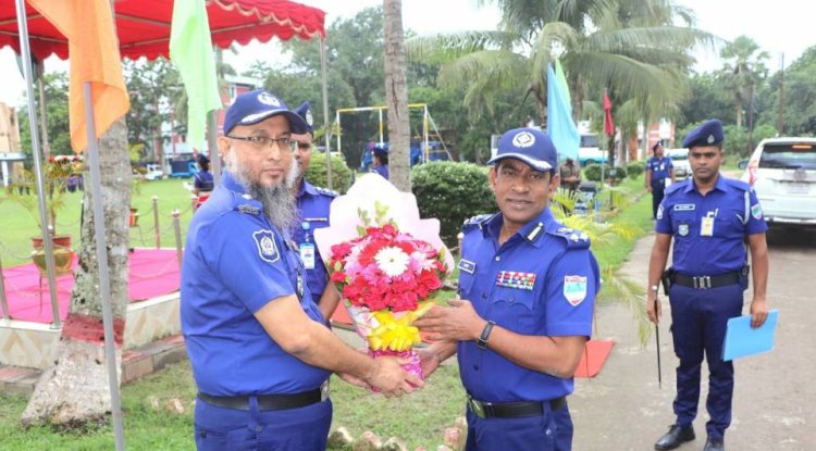 নড়াইলে খুলনা রেঞ্জের  ডিআইজিকে জেলা পুলিশের পক্ষ থেকে ফুলেল শুভেচ্ছা