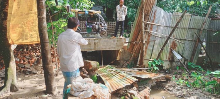 টেকনাফে সড়কের ড্রেনও ব্রিজ বন্ধকরে দেয়ায় বৃষ্টির পানি ঢুকে বসত ভিটার বাউন্ডারি ভাঙ্গার অভিযোগ