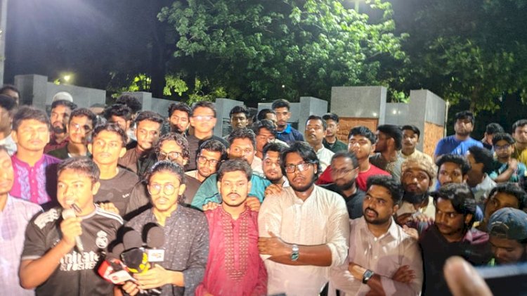 মিটফোর্ডের সামনে ব্যবসায়ীকে নৃশংস হত্যাকাণ্ডের প্রতিবাদে ঢাবি শিক্ষার্থীদের বিক্ষোভ