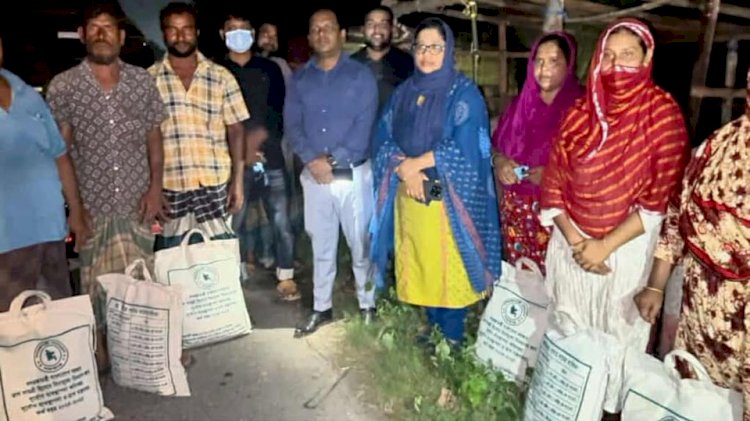 যশোর-কেশবপুর সড়কের পাশে আশ্রয় নেওয়া মানুষের মাঝে ত্রাণসামগ্রী বিতরণ