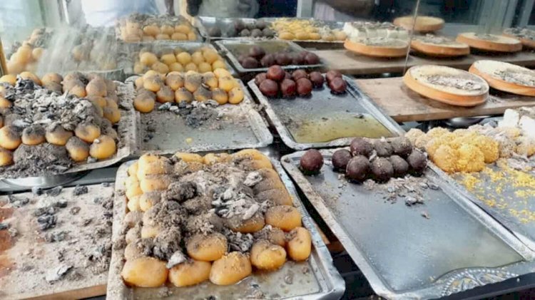 নওগাঁয় মিষ্টান্ন ভান্ডারের দরজা ভেঙে চুলার ছাই ছিটিয়ে প্রায় ৩০ হাজার টাকা  দই-মিষ্টি নষ্ট করেছে দুর্বৃত্তরা