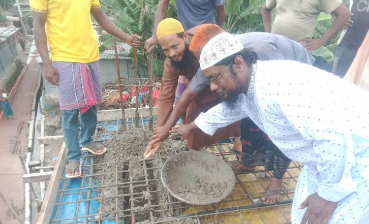 দঃ নশরত পুর ফকির পাড়া বাইতুল নুর জামে মসজিদ এর ১ম তলার ছাঁদ ঢালাই অনুষ্ঠানে উপস্থিত ছিলেন দিনাজপুর জেলা বিজয় নিউজ প্রতিনিধি