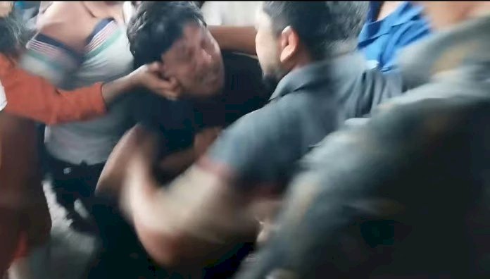 শের-ই-বাংলা মেডিকেল কলেজ হাসপাতালে  স্বাস্থ্যখাত সংস্কার আন্দোলনকারী শিক্ষার্থীদের ওপর হামলা
