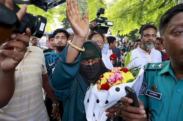 ধানমন্ডি ৩২-এ শ্রদ্ধা নিবেদনে বাধা: নারী ফেরত, রিকশাচালক আটক
