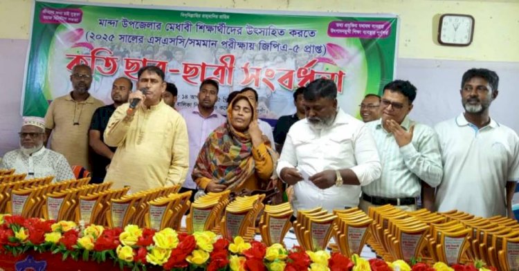 নওগাঁর মান্দায় এসএসসি পরীক্ষায় জিপিএ-৫ প্রাপ্ত কৃতি শিক্ষার্থীদের সংবর্ধনা দিলেন ডা. টিপু